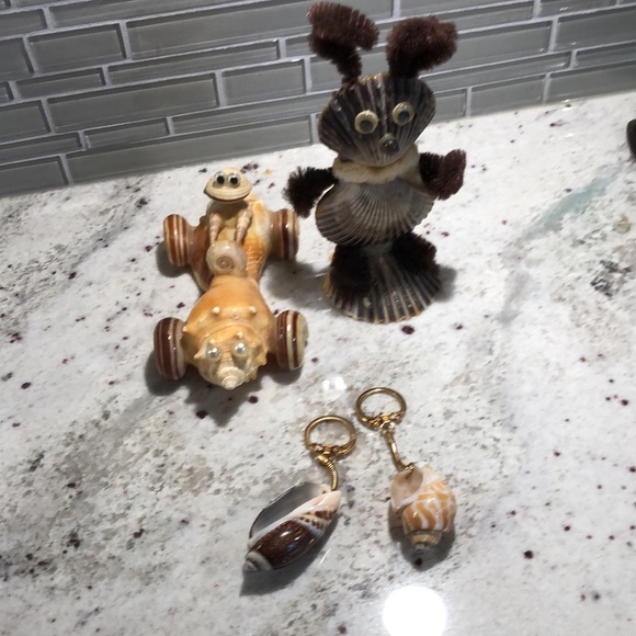 Shell People and 2 Shell Keychains Included - Picture 2 of 16